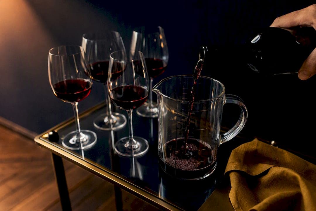 0,5 Liter pro Person: Weinmenge exakt berechnen, mit Einkaufstipp
